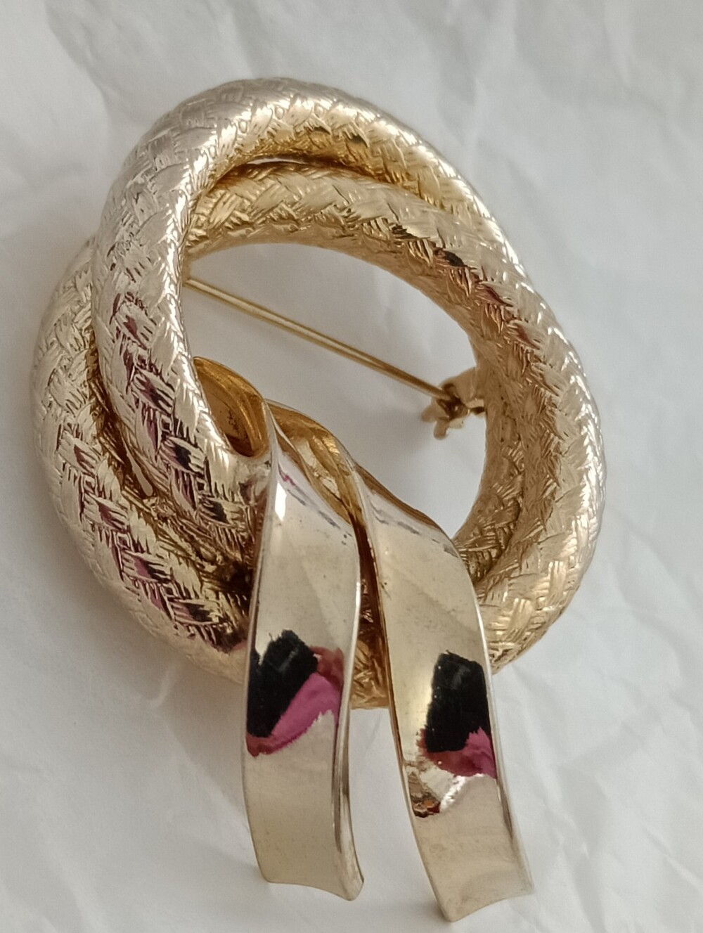 Vintage goldtone ribbon swirl textured brooch